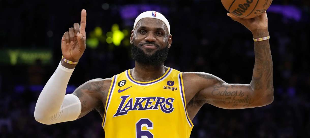 NBA: LeBron James se torna o maior cestinha da NBA em derrota do Lakers