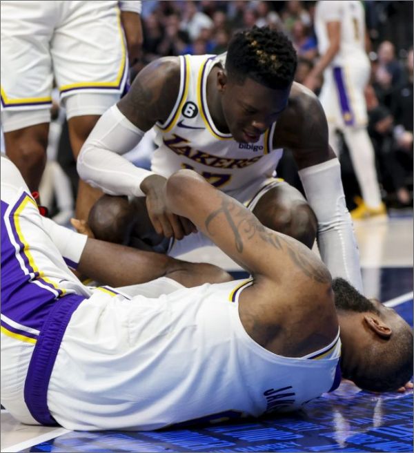 NBA: LeBron James é visto mancando após lesão