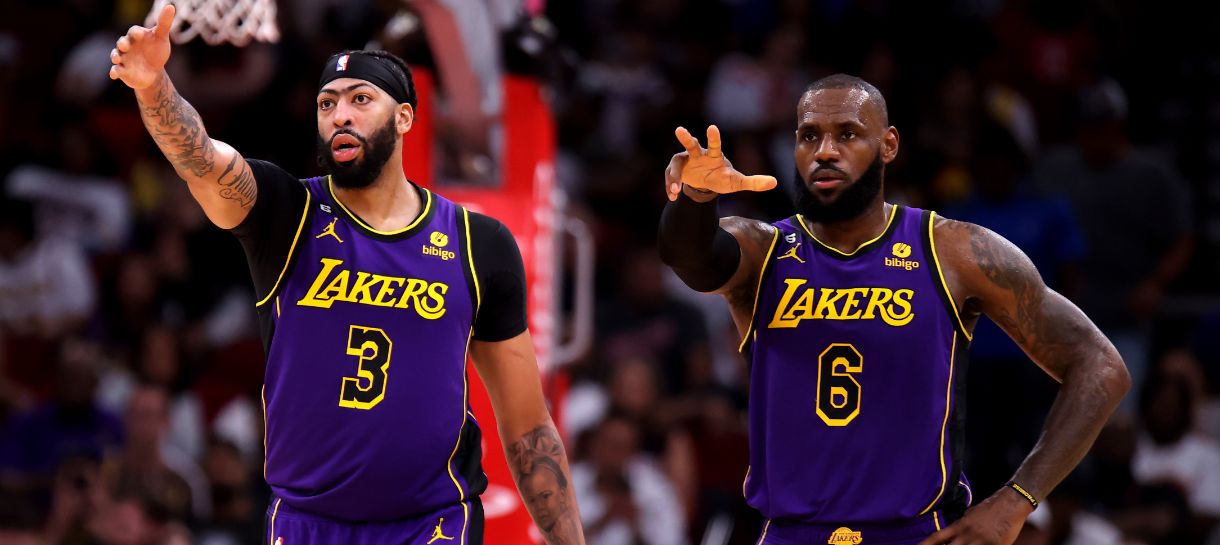 NBA: Lakers atropela Rockets e continua firme na zona dos playoffs
