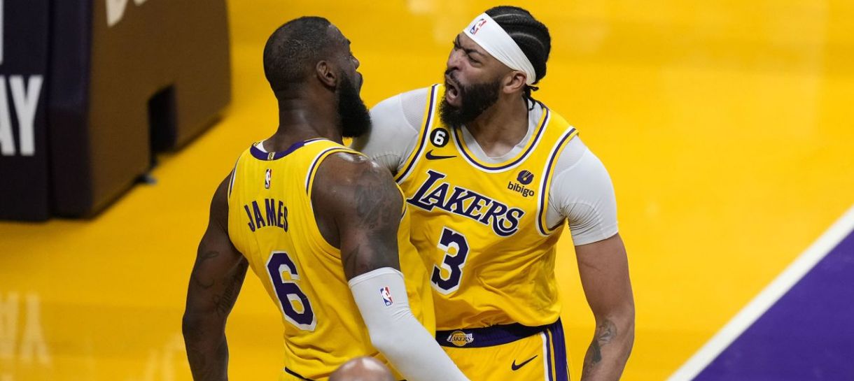 NBA: LeBron James é ovacionado de forma hilária pelos seus companheiros após vitória do Lakers
