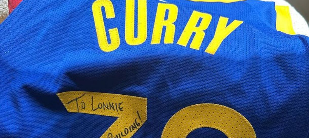 NBA: Stephen Curry presenteia Loonie Walker com sua camisa com mensagem hilária