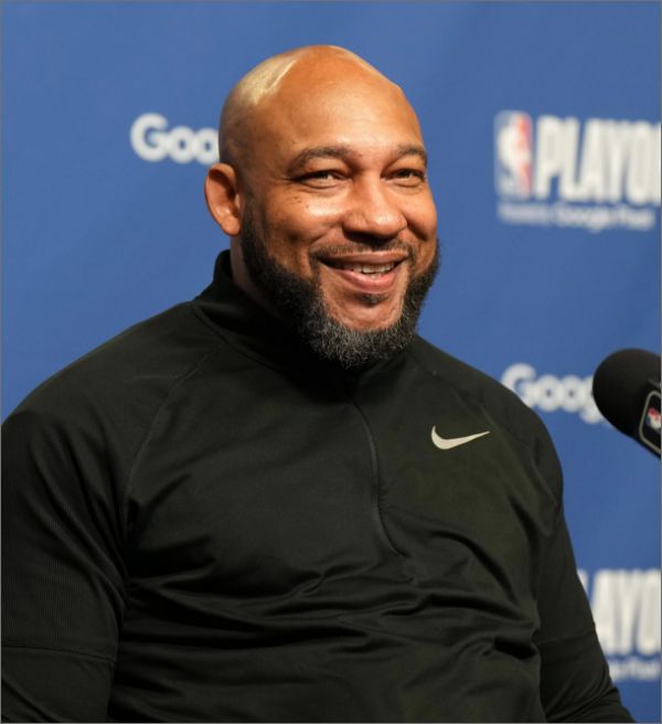 NBA: Pivô do Bucks teria interesse em jogar pelo Lakers para se reunir com Darvin Ham