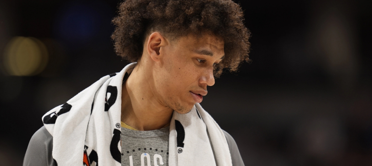 NBA: Lakers se pronuncia sobre acusação de violência doméstica de novo jogador