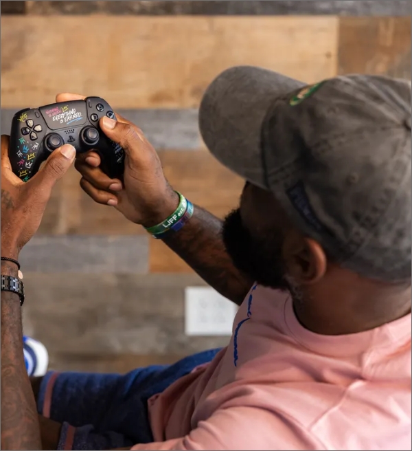 NBA: LeBron James apresenta edição especial do Playstation
