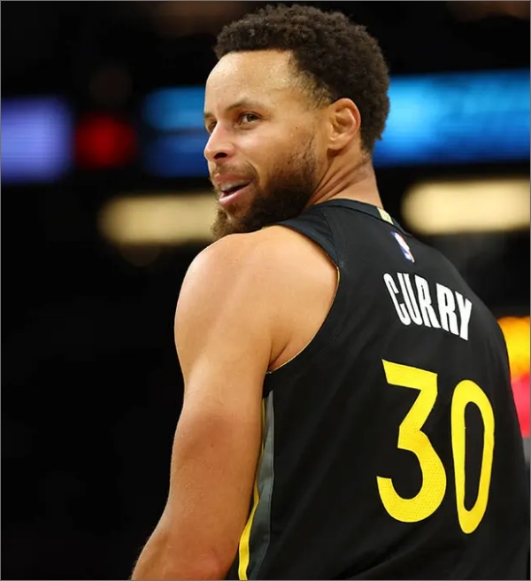 NBA: Stephen Curry se compara a lenda do Lakers e gera polêmica