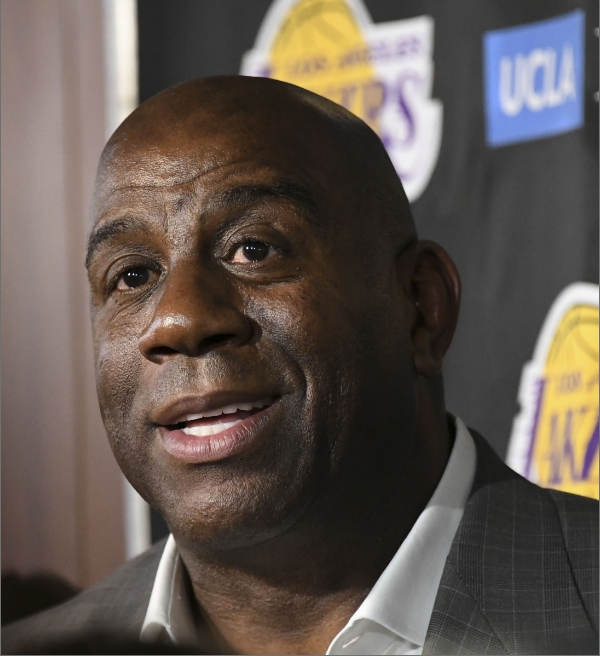 Magic Johnson se compara a Stephen Curry e afirma quem é o melhor armador da história da NBA