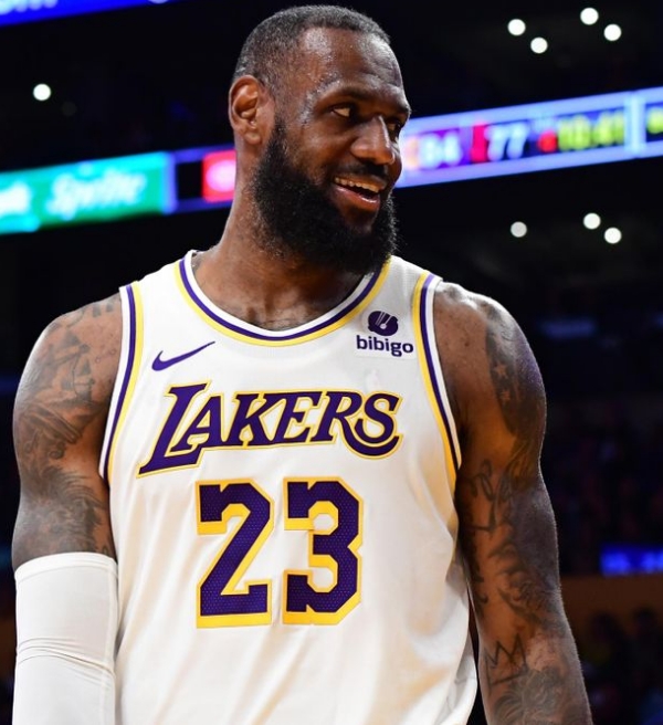 LeBron James manda recado para o resto da NBA após mais uma atuação dominante pelo Lakers
