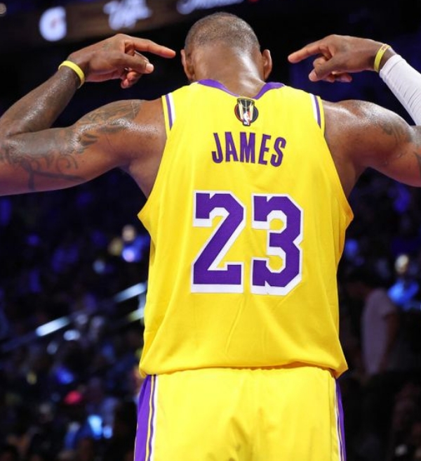 O arremesso absurdo de LeBron James do meio da quadra pela Copa da NBA