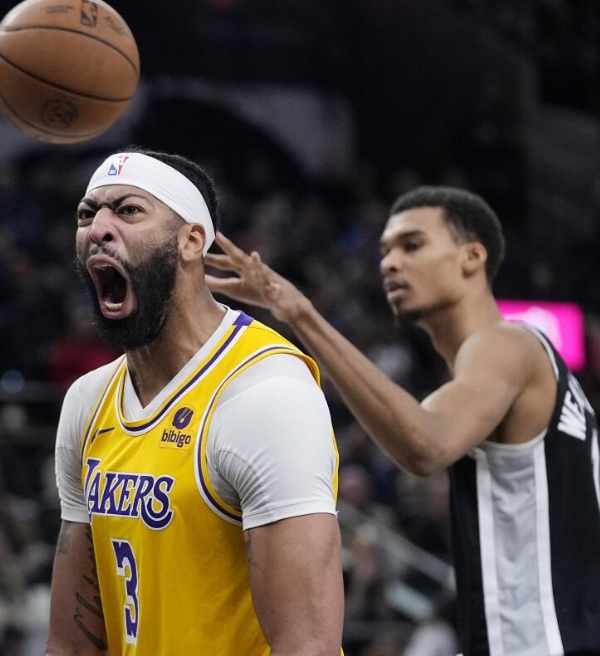 Anthony Davis enterra sem piedade por cima de Victor Wembanyama