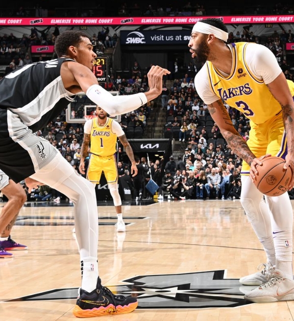 Spurs x Lakers: onde assistir o jogo da NBA ao vivo nesta sexta