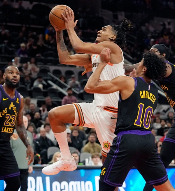 Desfalcado, Lakers não encontra respostas para o fraco time do Spurs