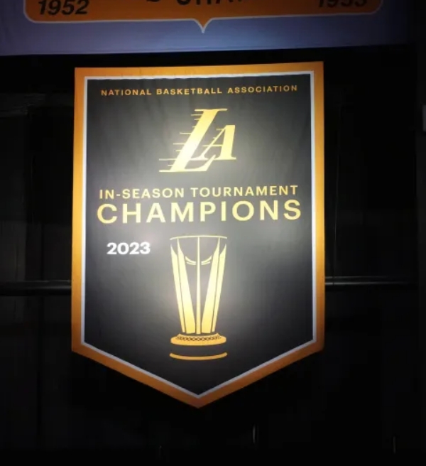 Lakers oficialmente hasteia banner do título da Copa da NBA