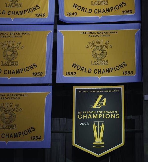 O Lakers foi obrigado a hastear o banner do título da Copa da NBA?
