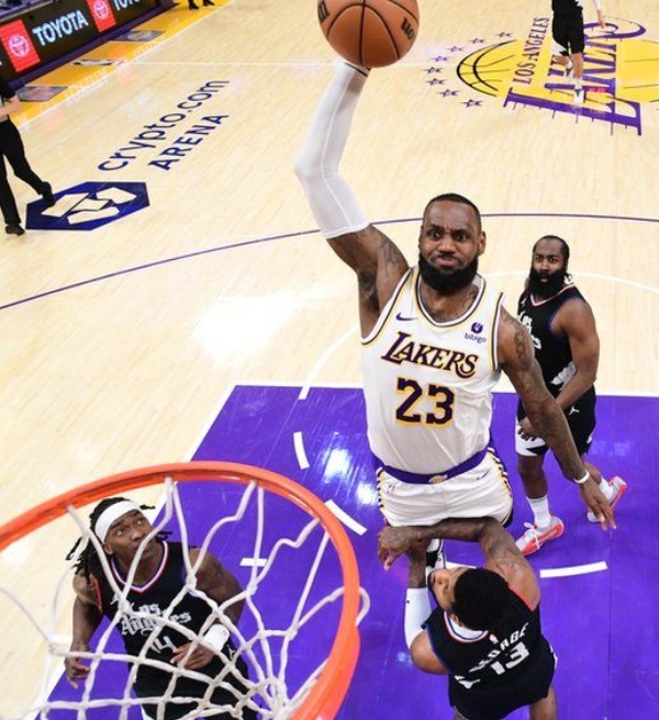 Lakers sobrevive ao clássico de Los Angeles e vence o Clippers
