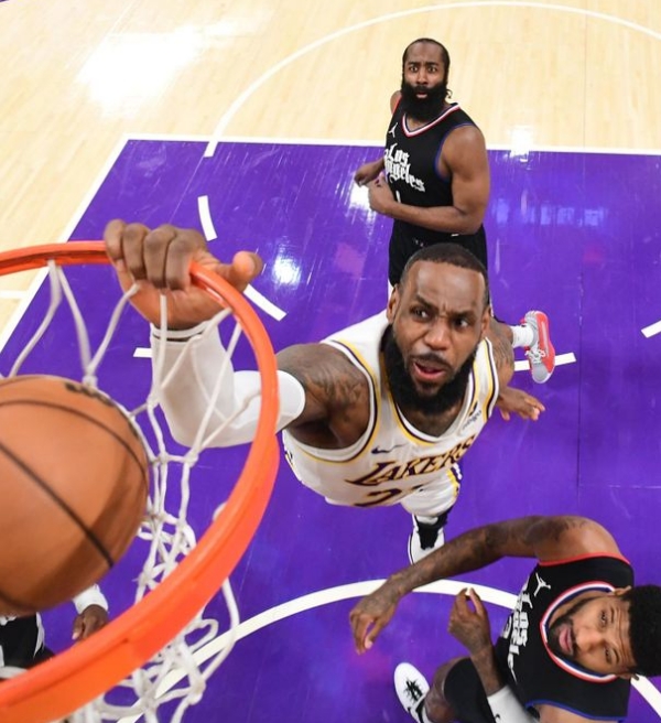 LeBron James dá enterrada absurda em Paul George em vitória do Lakers