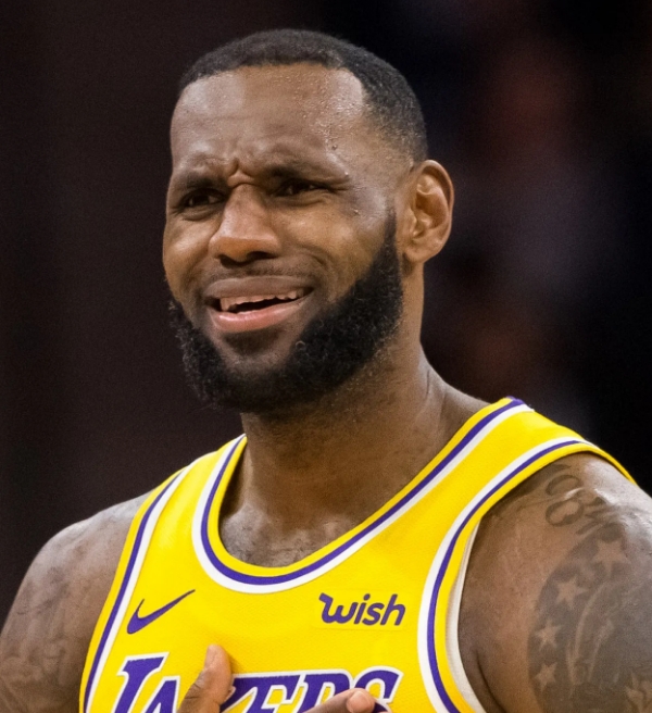 Torcedor invade quadra e aborda LeBron James em jogo do Lakers