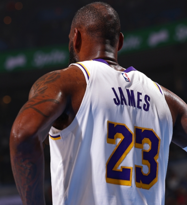 LeBron James vai aceitar uma renovação de contrato com o Lakers?