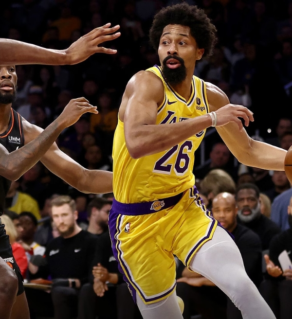 Lakers vence Pistons com facilidade na estreia de Dinwiddie