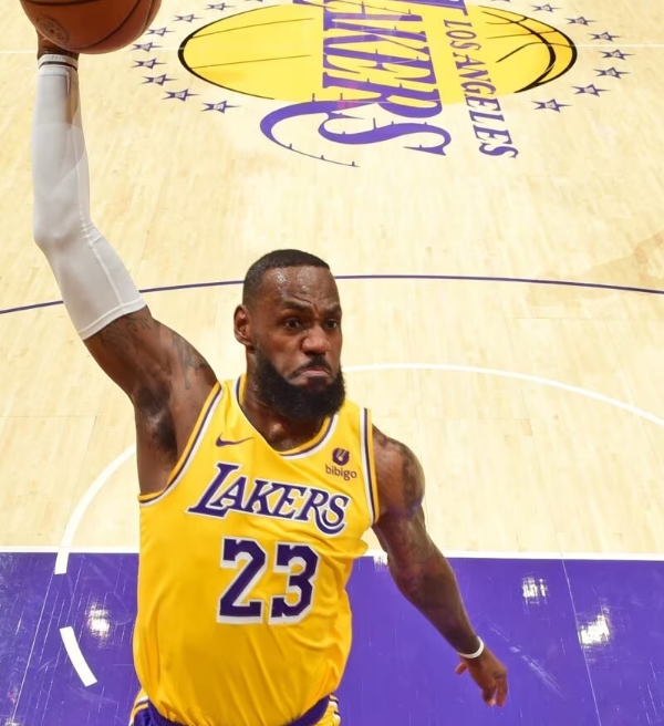 Austin Reaves e LeBron James relembram era Showtime do Lakers com linda jogada