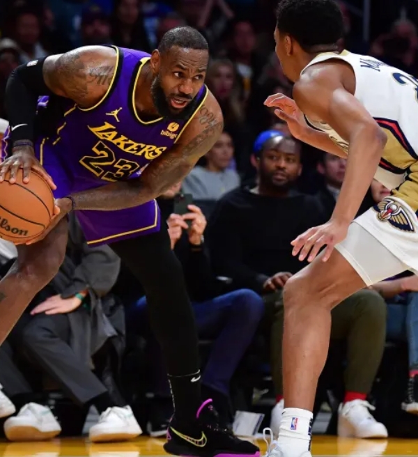 LeBron James conta que está jogando lesionado e está fazendo tratamento