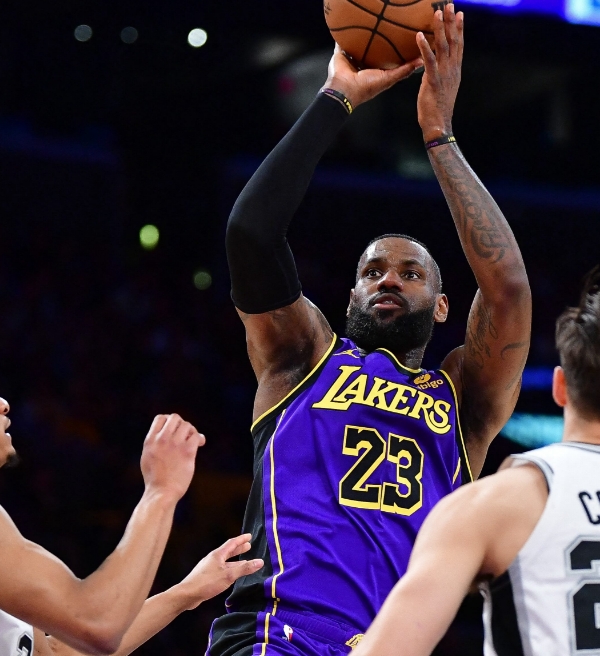 Lakers vence Spurs em Los Angeles na volta de LeBron James