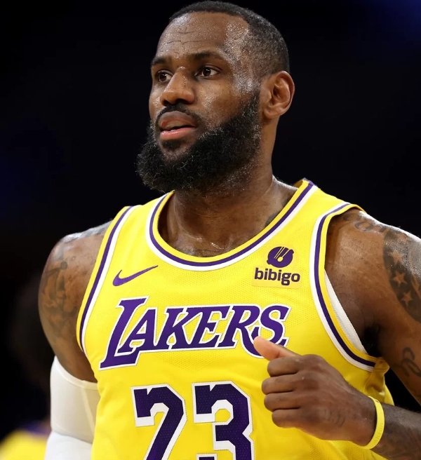 O recorde de Kobe Bryant que LeBron James quebrou com a camisa dos Lakers