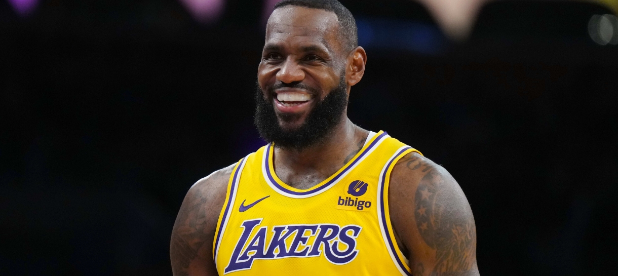 LeBron James presenteia time universitário e jogadores ficam insanos