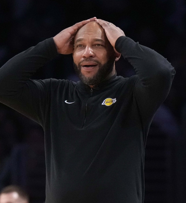 NBA: Torcedor mostra caixa com supostas estratégias do técnico Darvin Ham