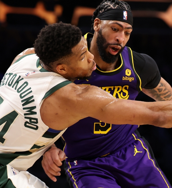 Anthony Davis termina jogo eletrizante entre Lakers e Bucks lesionado