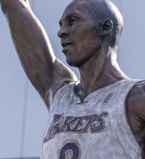 NBA: Revelados erros grotescos na estátua de Kobe Bryant