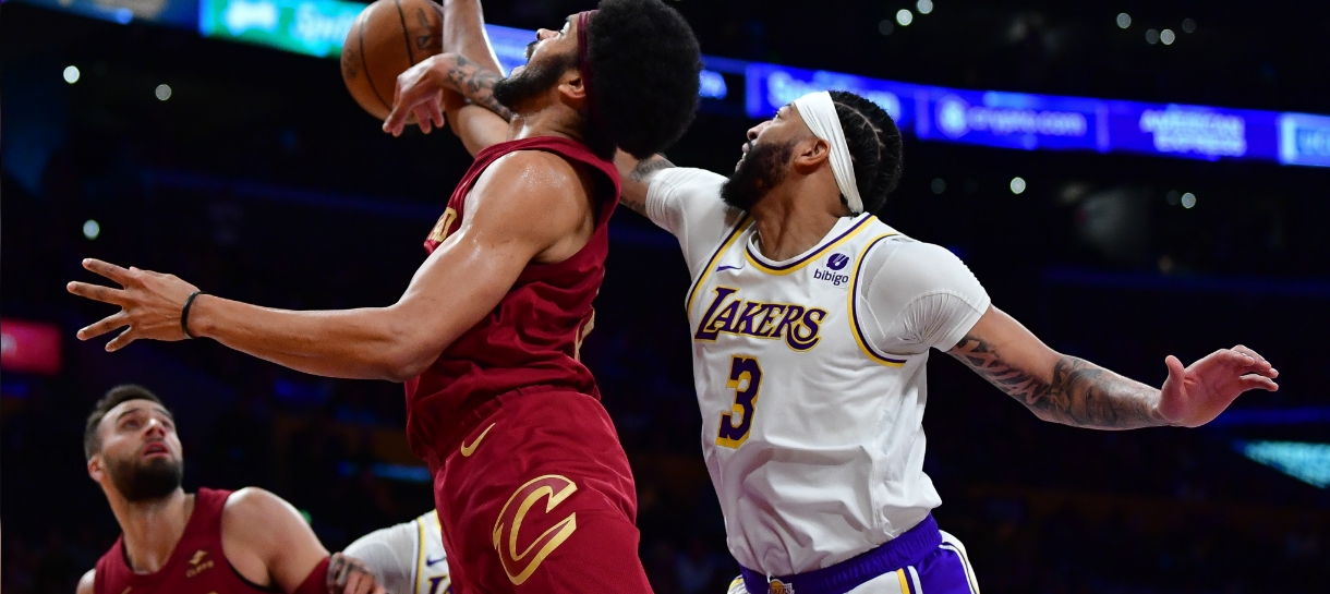 Lakers vence partida crucial contra o Cavs e sobe na classificação