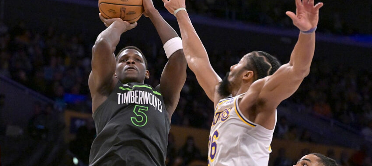 Sem LeBron e com saída de Davis no início do jogo, Lakers vira presa fácil para Wolves