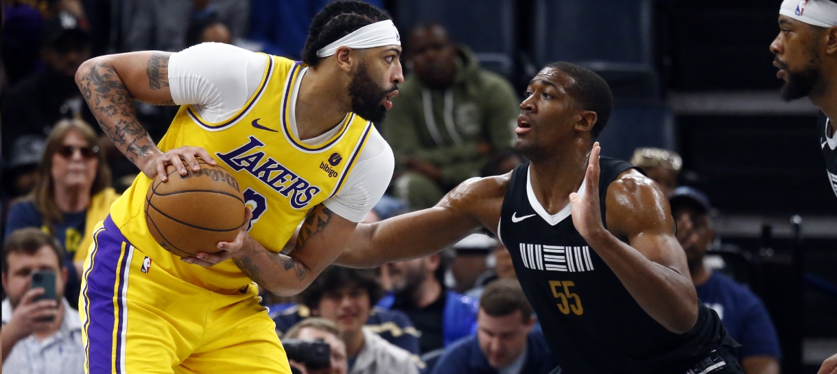 Lakers sofre para vencer o Grizzlies fora de casa e sobe na classificação