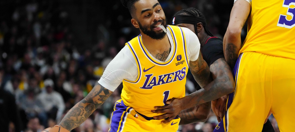 Vídeo mostra D’Angelo Russell sendo vaiado e usando celular no banco do Lakers