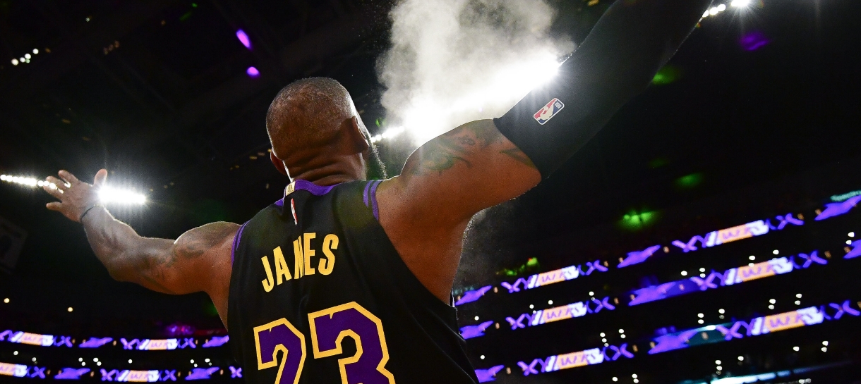 A saga do Lakers nos playoffs sob a perspectiva de uma nova torcedora por pura insistência matrimonial