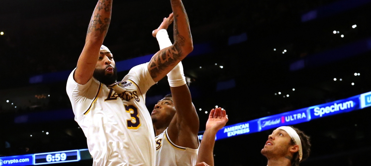 LeBron James e Austin Reaves rasgam elogios à Anthony Davis após vitória do Lakers