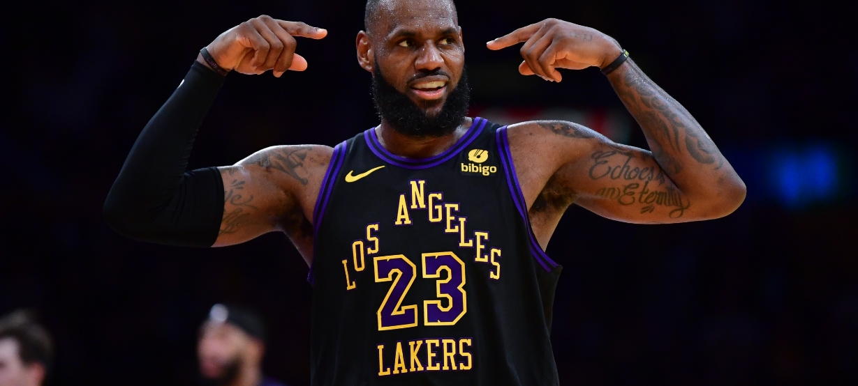 Analista faz proposta bizarra de troca entre Lakers e Clippers envolvendo LeBron James