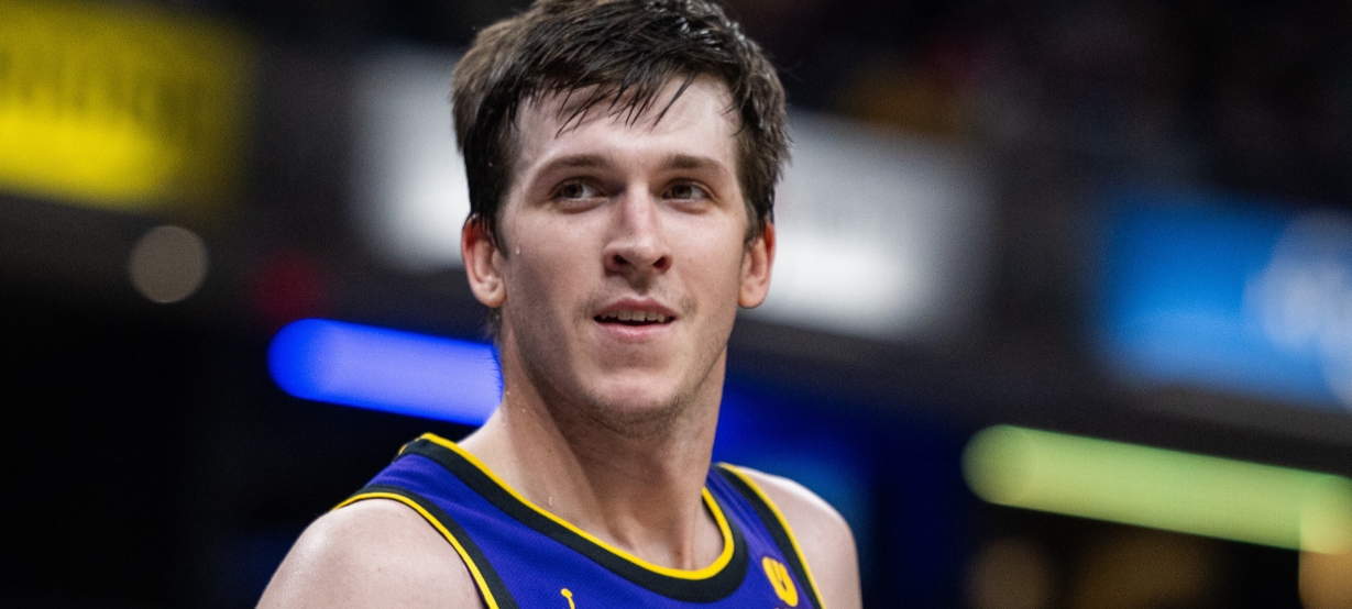 Austin Reaves brinca e manda torcedor jogar camisa de Klay Thompson do Warriors no lago