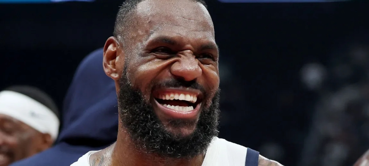 Anthony Davis brinca sobre idade de LeBron James após atuação dominante