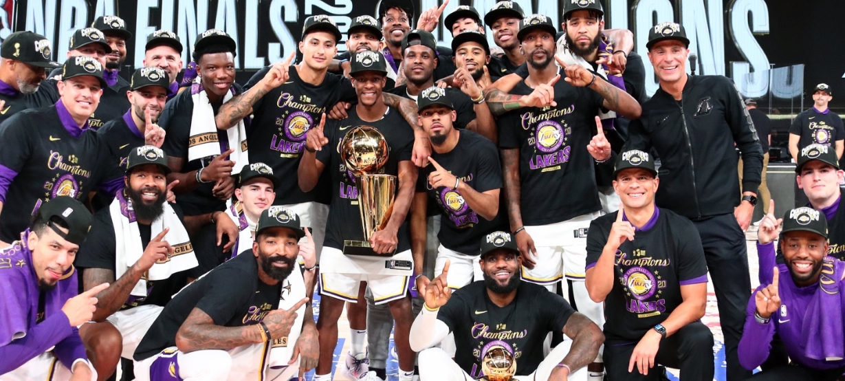 Parte do elenco do título do Lakers na bolha se reúne e critica a diretoria