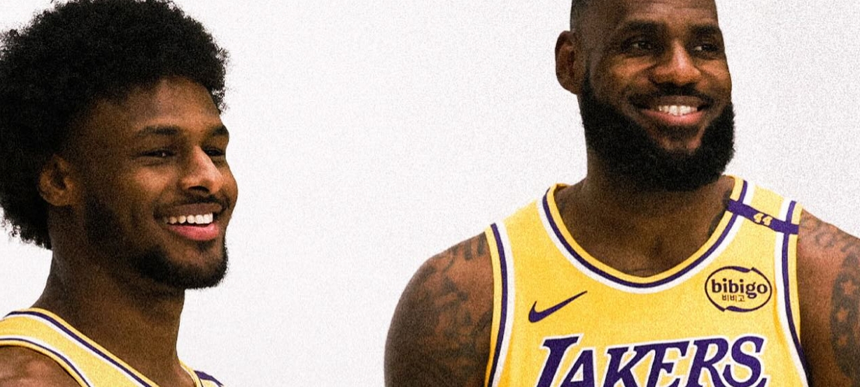 LeBron James e Bronny James posam com uniforme do Lakers pela primeira vez