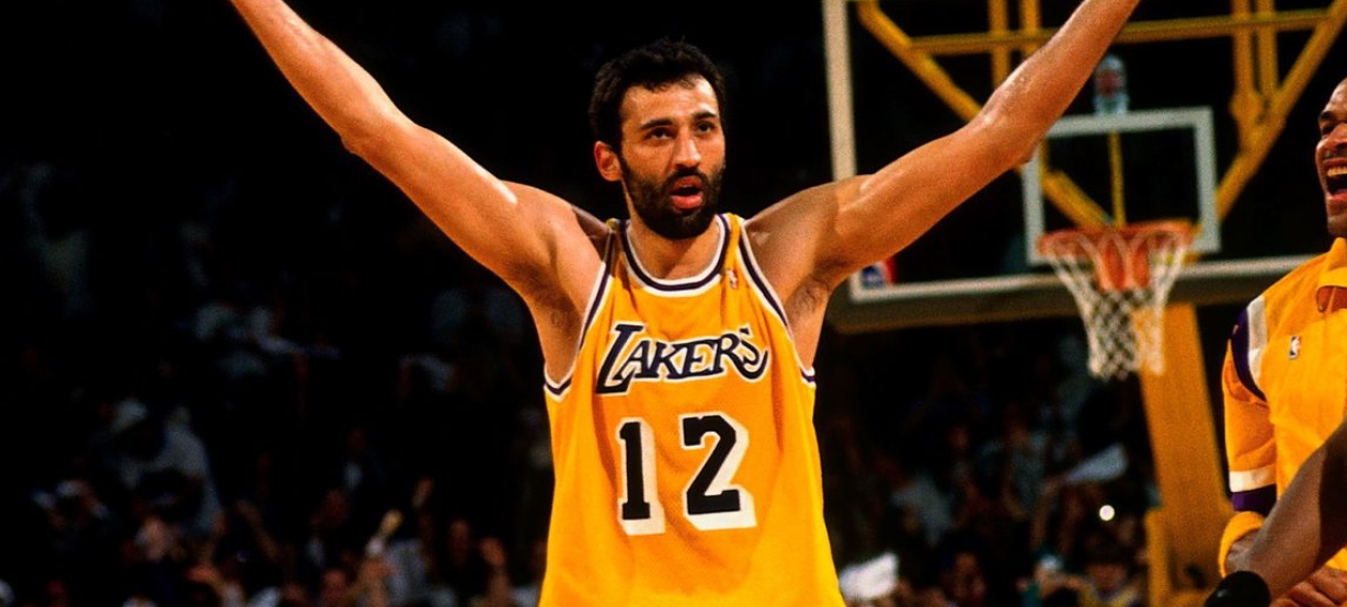 Vlade Divac revela detalhes inéditos sobre a troca no Lakers que levou Kobe Bryant a Los Angeles