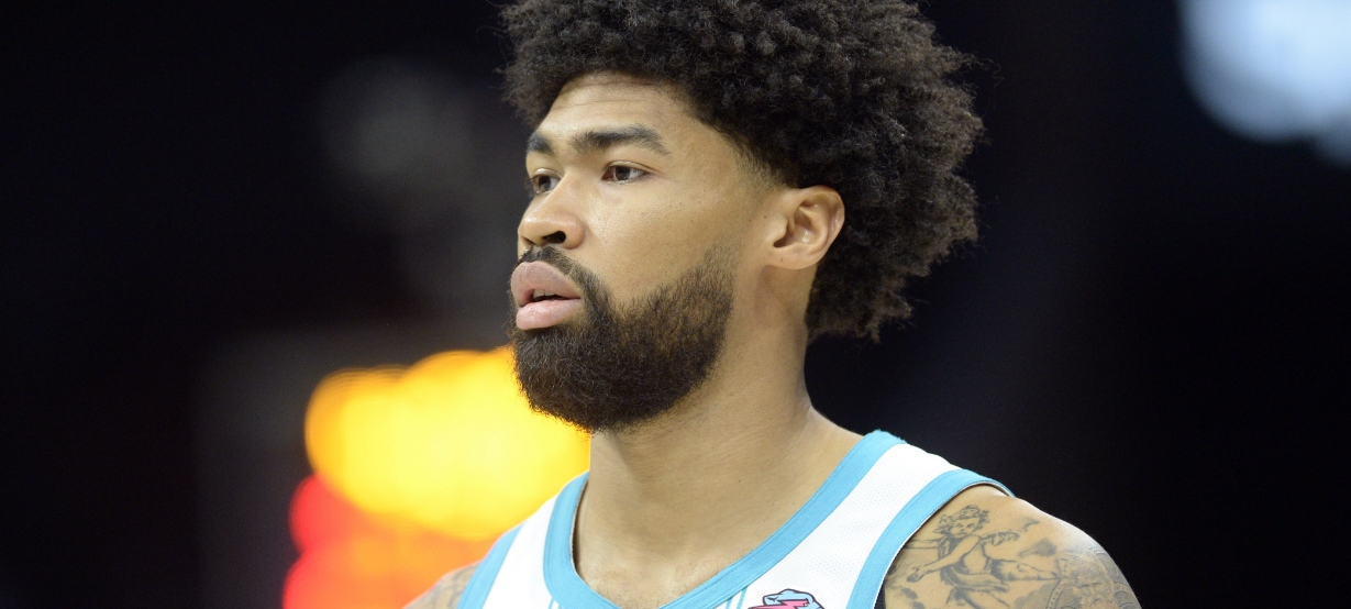 Lakers mostrou interesse em pivô do Hornets para reforçar seu elenco