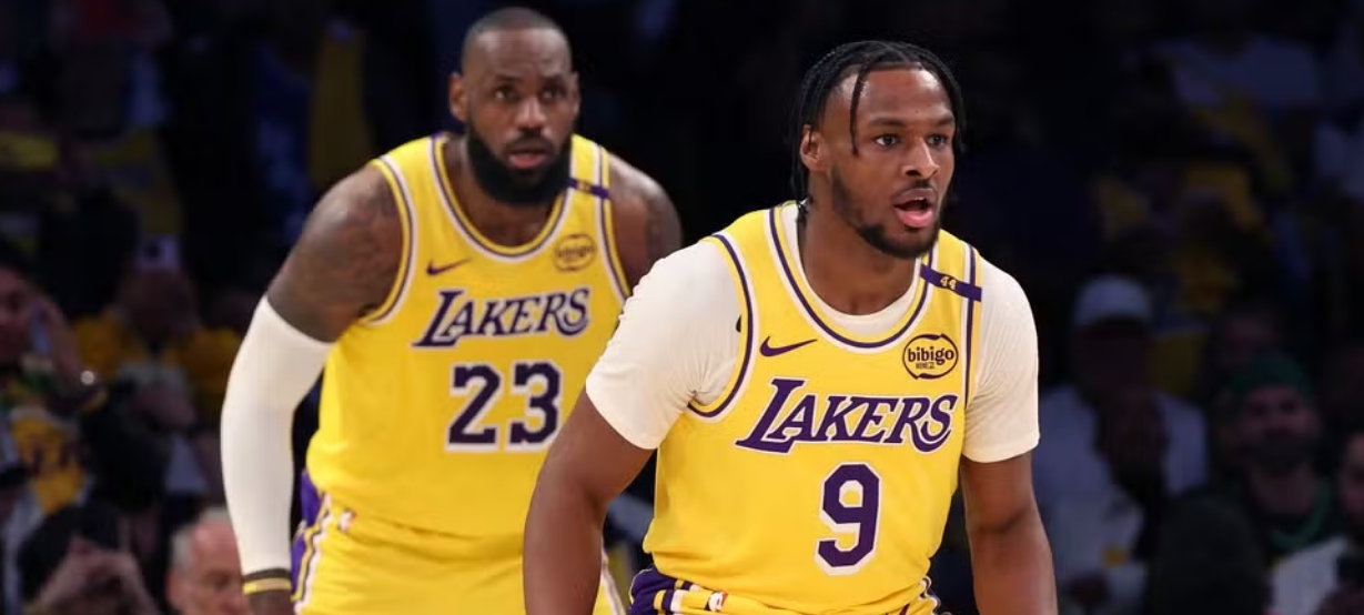 LeBron e Bronny James dividem a quadra em noite histórica na NBA