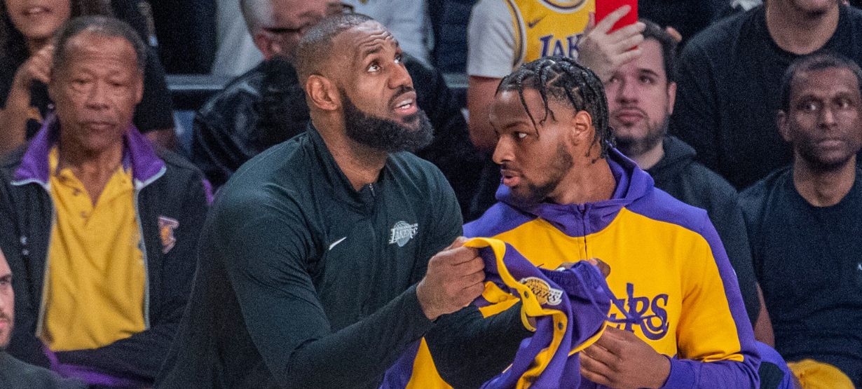 LeBron James reage à estreia de Bronny no Lakers