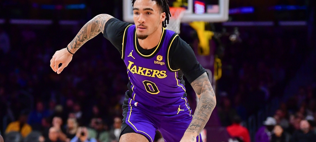 Lakers faz mudanças no elenco antes de começar série de jogos na estrada