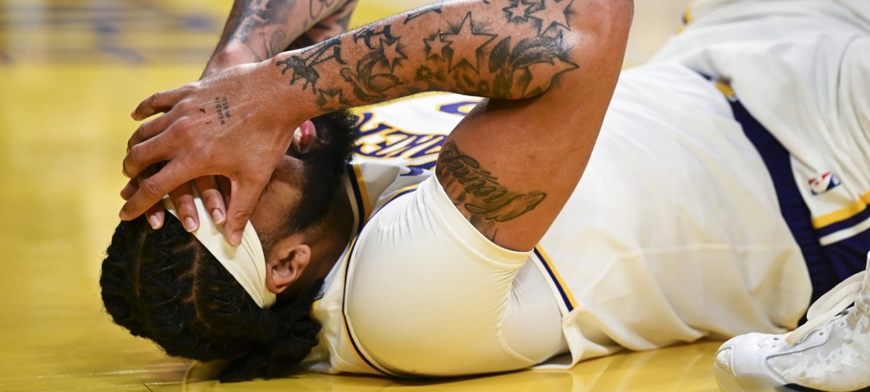 NBA: Anthony Davis deixa o jogo do Lakers com nova lesão