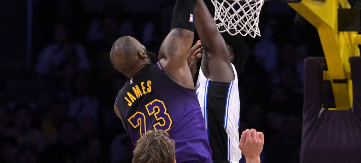 NBA: A enterrada absurda de LeBron James que você precisa assistir