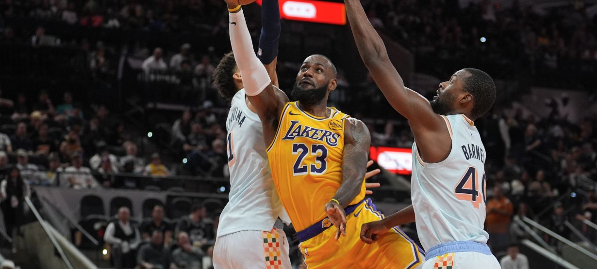Com Knecht titular e triplo-duplo de LeBron, Lakers volta a vencer na NBA