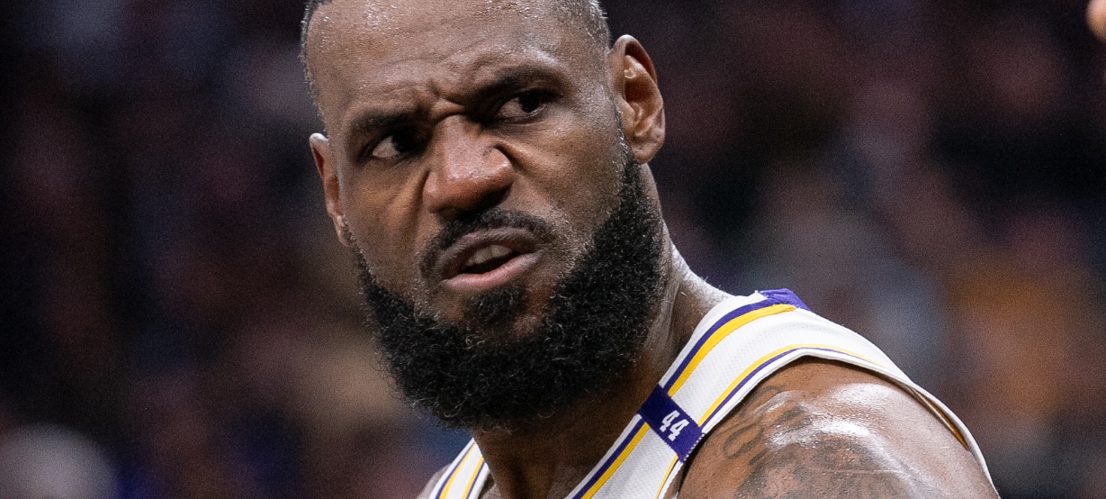 NBA: LeBron James perde a paciência com torcedor em vitória do Lakers